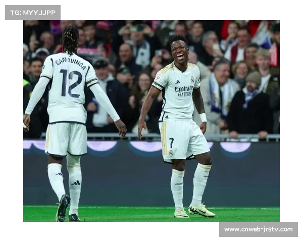 贝林厄姆无接触倒地瞬间掩面离场,皇马中场核心伤情引发全场关注